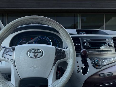 Used 2012 Toyota Sienna XLE image 4