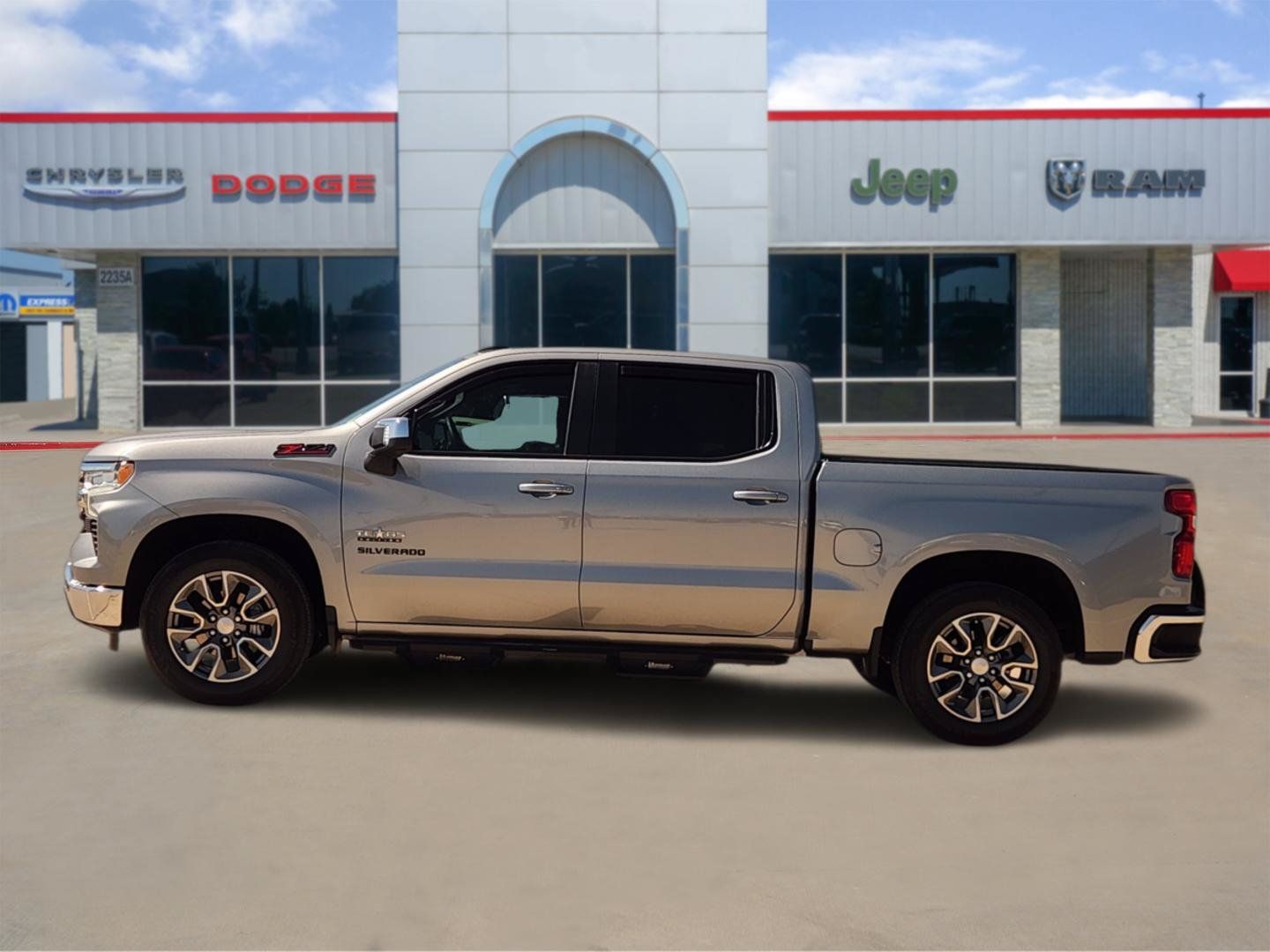 Used 2025 Chevrolet Silverado 1500 LT AWD/4WD image 3