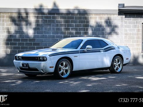 Used 2011 Dodge Challenger R/T RWD image 1