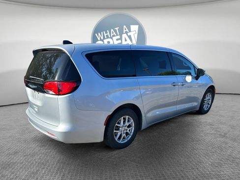 Used 2023 Chrysler Voyager LX FWD image 3