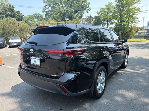 Used 2024 Toyota Highlander LE AWD/4WD image 8