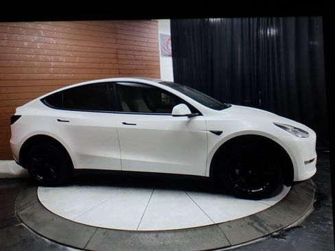 Used 2021 Tesla Model Y Long Range image 26