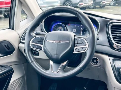 Used 2022 Chrysler Pacifica Touring-L image 14