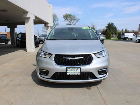 Certified 2023 Chrysler Pacifica Touring-L FWD image 3