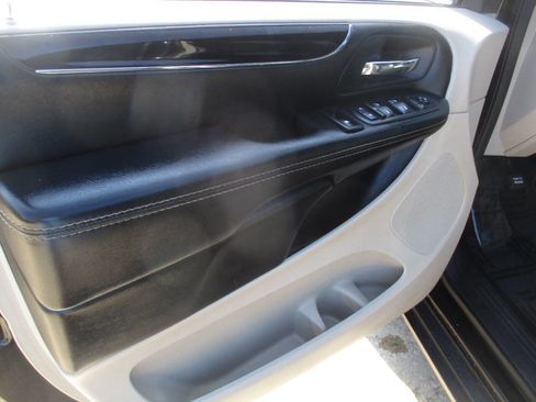 Used 2018 Dodge Grand Caravan SXT image 11