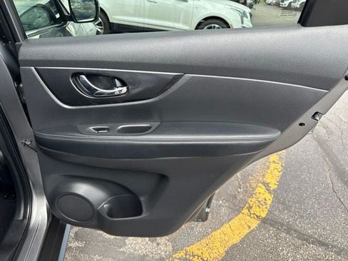 Used 2018 Nissan Rogue SV FWD image 22
