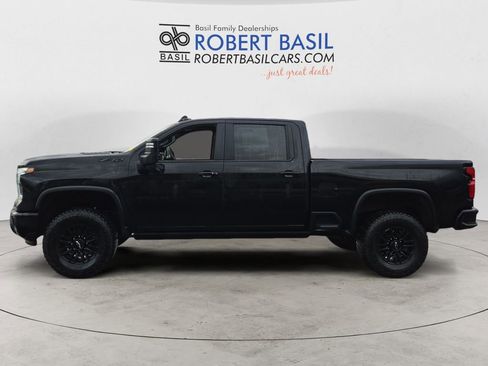 Used 2025 Chevrolet Silverado 2500 ZR2 w/ Technology Package image 2