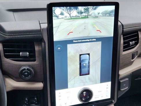 Used 2023 Ford Expedition Limited image 6