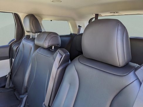 Used 2023 Kia Carnival EX image 22