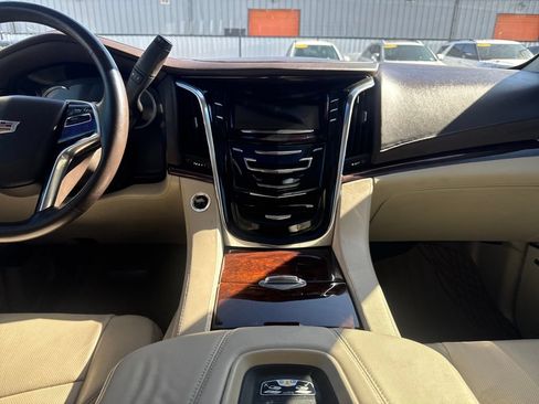 Used 2016 Cadillac Escalade ESV Luxury RWD image 25