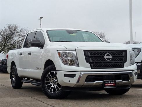 Used 2023 Nissan Titan SV w/ SV Convenience Package image 2