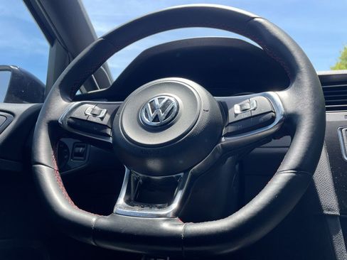 Used 2015 Volkswagen Golf 4-Door FWD image 17