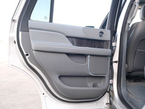 Used 2019 Lincoln Navigator Select w/ Technology Package image 20