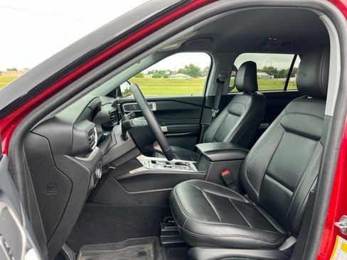 Used 2024 Ford Explorer XLT w/ Equipment Group 202A AWD/4WD image 9