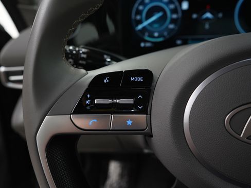 Used 2025 Hyundai Elantra SEL image 18