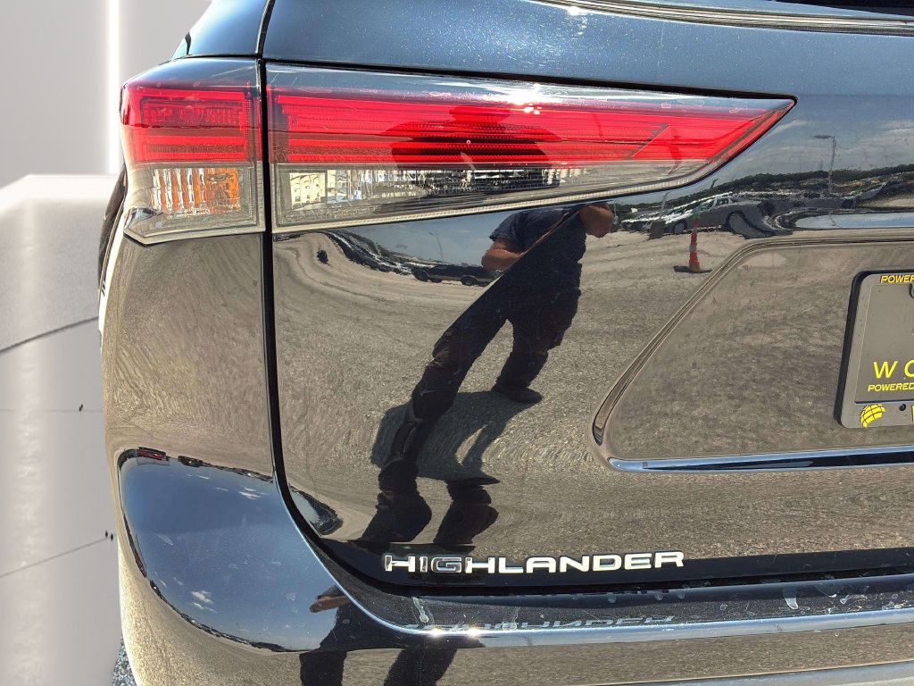 Used 2022 Toyota Highlander XLE FWD image 30