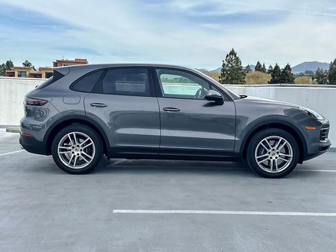 Used 2023 Porsche Cayenne Platinum Edition image 9