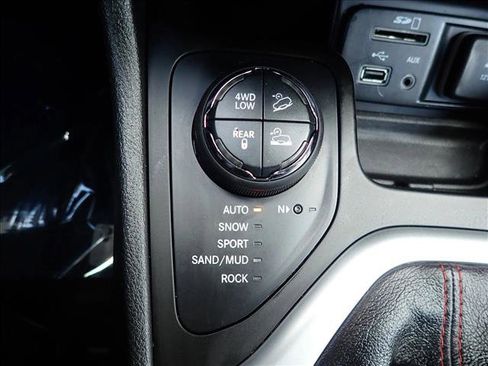 Used 2014 Jeep Cherokee Trailhawk w/ Technology Group AWD/4WD image 23