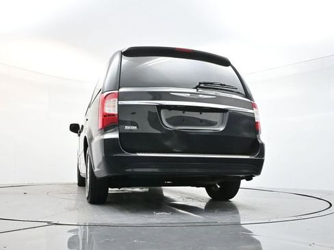 Used 2014 Chrysler Town & Country Touring image 31