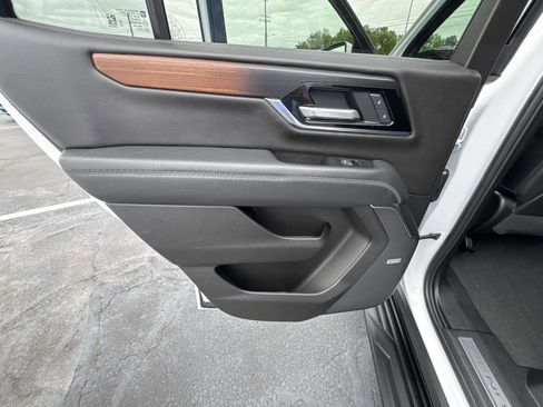 Used 2025 GMC Yukon Denali AWD/4WD image 12