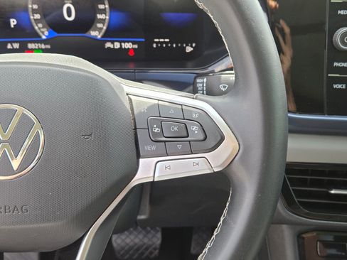 Used 2023 Volkswagen Taos SE w/ Panoramic Sunroof Package FWD image 11