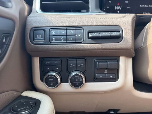 Used 2023 GMC Yukon Denali w/ Denali Reserve Package image 27