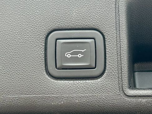 Used 2024 GMC Terrain SLT image 33