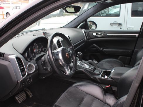 Used 2014 Porsche Cayenne GTS image 9