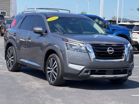 Used 2025 Nissan Pathfinder Platinum w/ Cargo Package FWD image 2