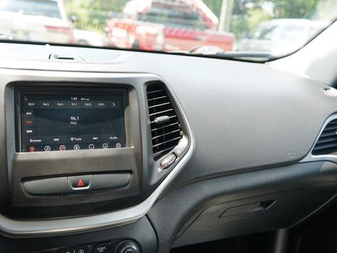 Used 2019 Jeep Cherokee Latitude w/ Popular Appearance Group AWD/4WD image 75