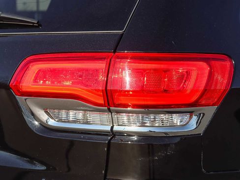 Used 2017 Jeep Grand Cherokee Laredo image 8