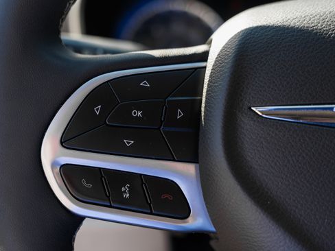 Used 2024 Chrysler Pacifica Touring-L image 16