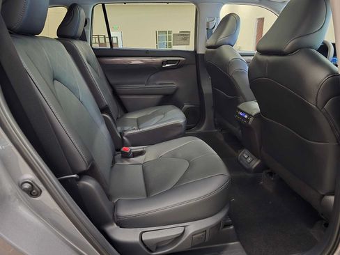 New 2026 Toyota Highlander Platinum AWD/4WD image 25
