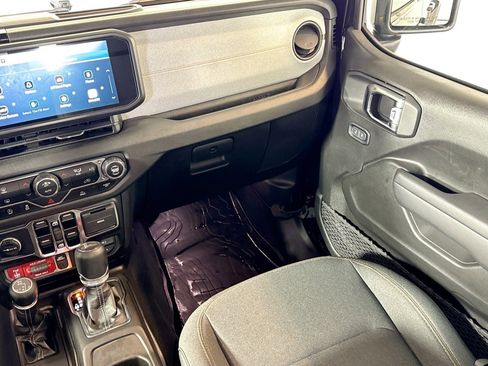 Used 2025 Jeep Gladiator Sport image 21