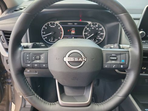Used 2025 Nissan Rogue SV FWD image 18