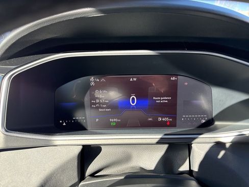 Certified 2025 Volkswagen Taos SE image 16