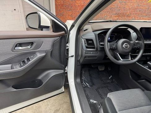 Used 2023 Nissan Rogue SV image 8