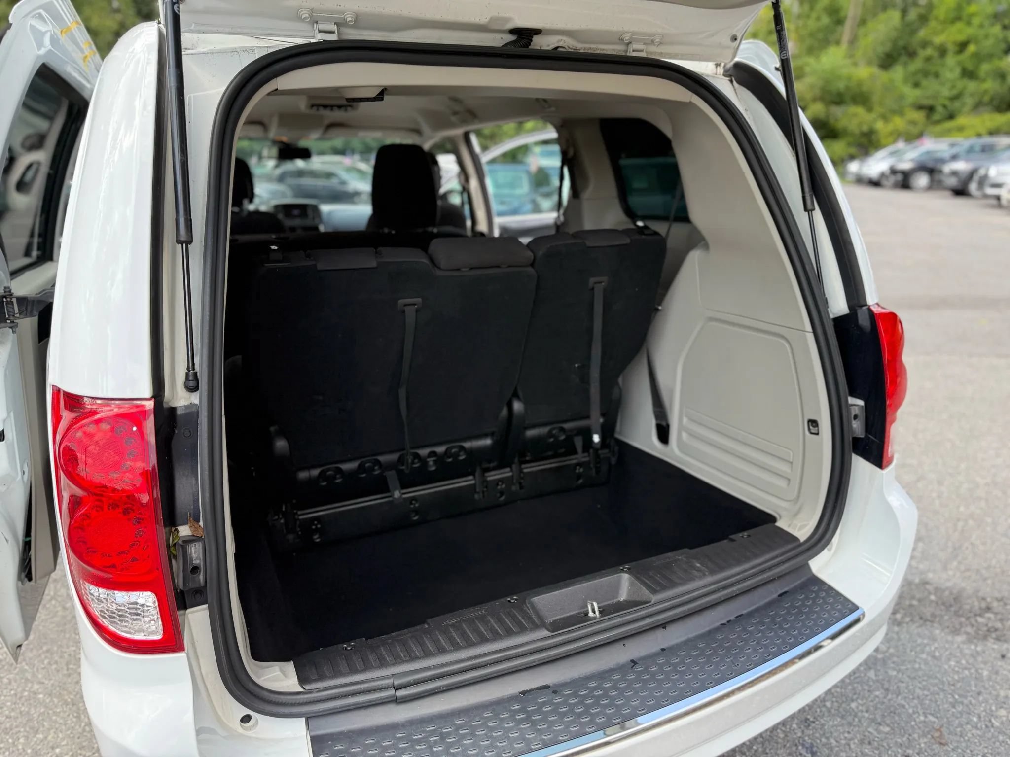 Used 2020 Dodge Grand Caravan SE w/ UConnect Hands-Free Group FWD image 17