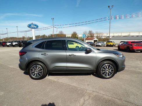 Used 2025 Ford Escape SE w/ Class II Trailer Tow Package FWD image 8