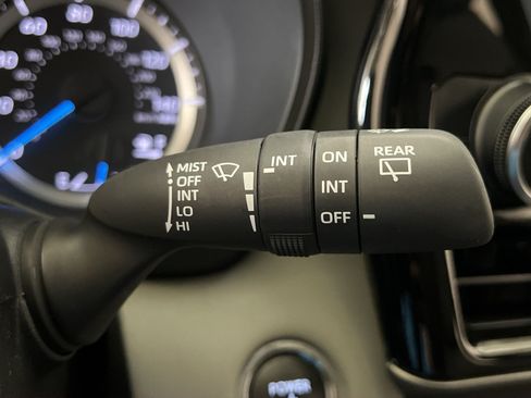 Used 2023 Toyota Highlander LE AWD/4WD image 33