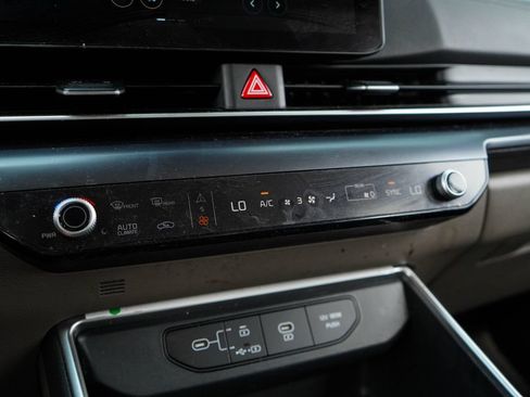 Used 2025 Kia Carnival FWD image 26