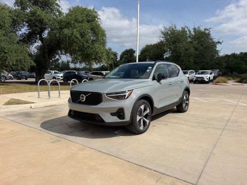 Certified 2026 Volvo XC40 B5 Plus AWD/4WD image 2
