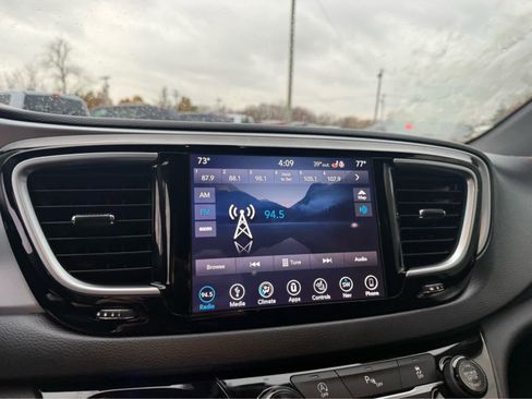 Used 2018 Chrysler Pacifica Touring-L Plus w/ S Appearance Package image 13