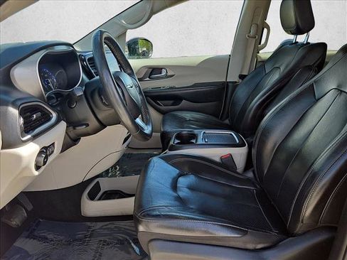 Used 2022 Chrysler Pacifica Touring-L FWD image 16