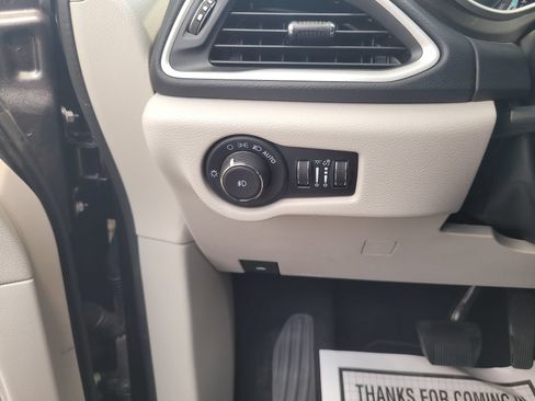 Used 2023 Chrysler Pacifica Touring-L FWD image 17