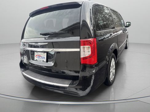 Used 2016 Chrysler Town & Country Touring image 5