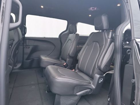 New 2027 Chrysler Pacifica Select AWD/4WD image 13