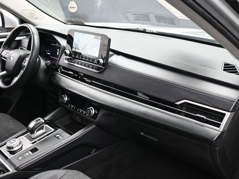 Used 2023 Mitsubishi Outlander SE image 34