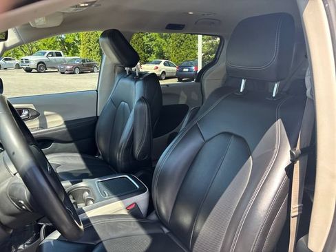 Used 2023 Chrysler Pacifica Touring-L FWD image 15