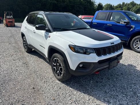 Used 2025 Jeep Compass Trailhawk AWD/4WD image 2